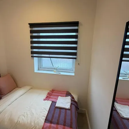 4bdr Manchester, Great Location! *