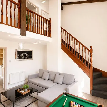 4 Bedroom, 3 Bathrooms With Parking Manchester