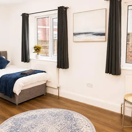 6bdr House In Old Trafford Sleeps 15 Parking
