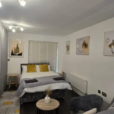 4br House + Parking Near Etihad & Co-op Live