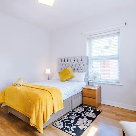 Deluxe Double In Salford, With Free Parking *