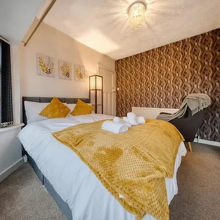 3 Bedrooms Sleeps 7 Free Parking *