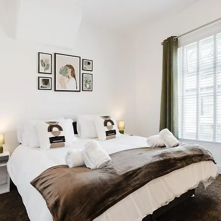 Tatil Evi 4 Bed Team L Free Parking L Families L Discounted, Free Early And Late Check In - Outs And Vouchers Included Manchester