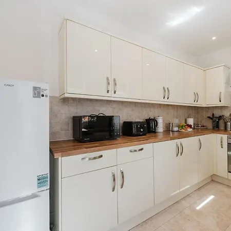 4 Bed Team L Free Parking L Families L Discounted, Free Early And Late Check In - Outs And Vouchers Included