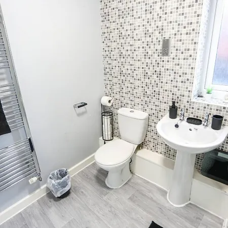5 Bedroom House; Parking Near Media And Mcr Casa de Férias *