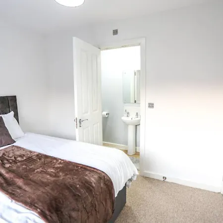 5 Bedroom House; Parking Near Media And Mcr