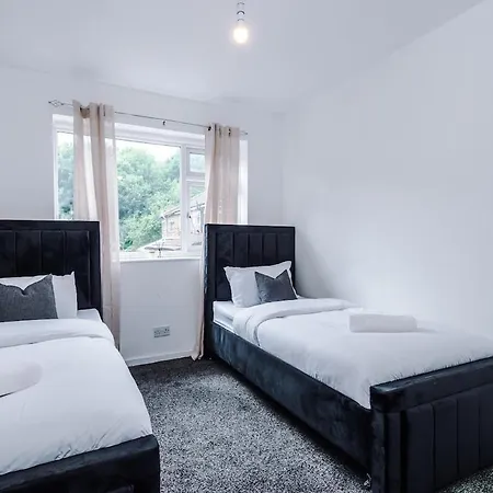3 Bedroom - Free Parking - Location Manchester