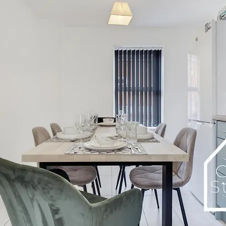 Vibrant Spacious 3 Bed With Pac Man & Ping Pong Near Centre - Free Parking * مانشستر