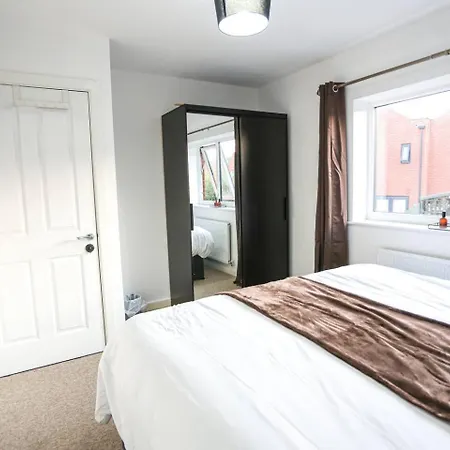 5 Bedroom House; Parking Near Media And Mcr Casa de Férias Manchester
