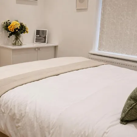 Spacious 3-bed - Ps5 -sleeps 8 - Near Etihad - Contractor And Long Discounts