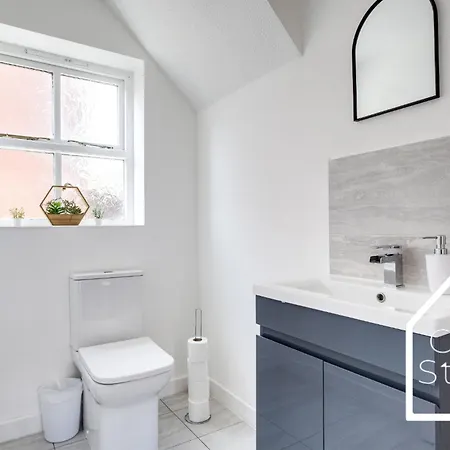Vibrant Spacious 3 Bed With Pac Man & Ping Pong Near Centre - Free Parking Casa de Férias