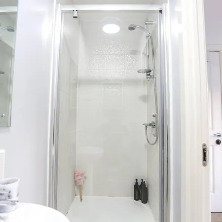 5 Bedroom House; Parking Near Media And Mcr *