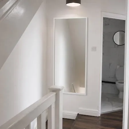 Large 7 Bedroom House! Parking. Close2city Centre Manchester