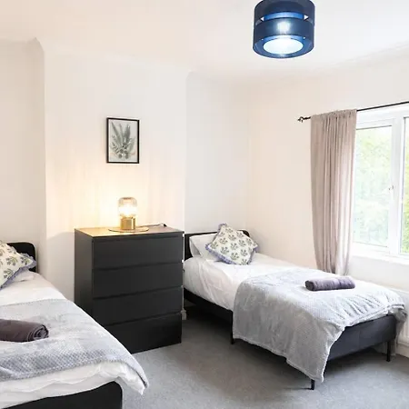 6bdr House In Old Trafford Sleeps 15 Parking Manchester
