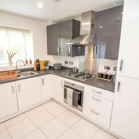 Tatil Evi 4br House + Parking Near Etihad & Co-op Live