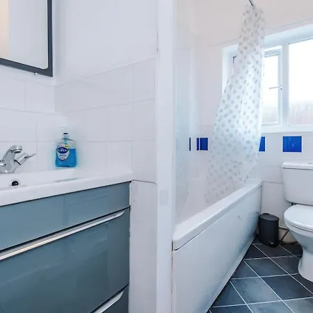 Deluxe Double In Salford, With Free Parking *