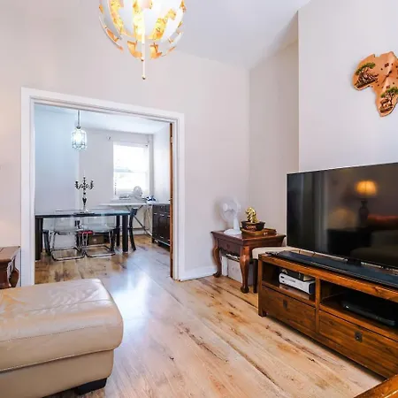 بيت للعطل Deluxe Double In Salford, With Free Parking *
