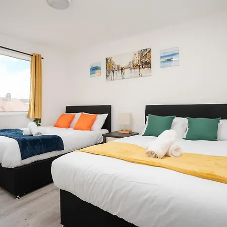 3 Bedroom House - Pool Table Opp Train Station * Manchester