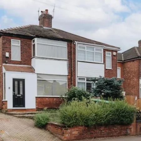 3 Bedroom House - Pool Table Opp Train Station *