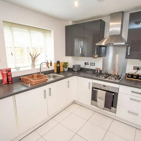 4br House + Parking Near Etihad & Co-op Live