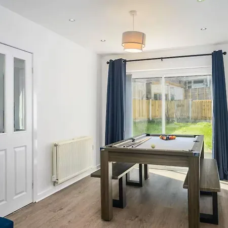 4bdr House, Parking, Pool Table! 5 Min To Manchester