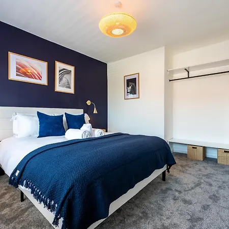 Stylish 2br Home, 10 Mins To Etihad Stadium Casa de Férias