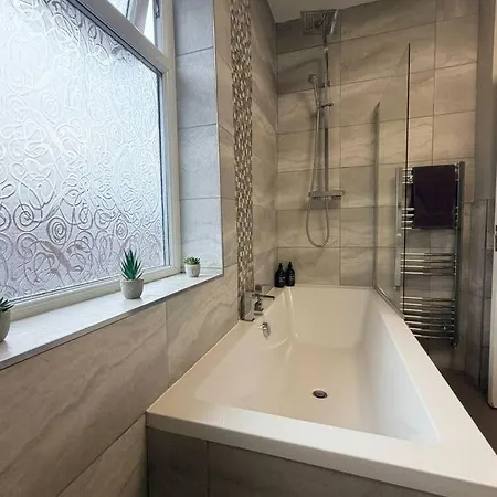 4 Bedroom Spacious House Manchester