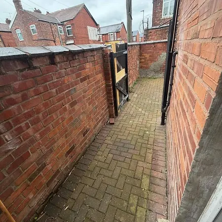 4bdr Manchester, Great Location! Manchester