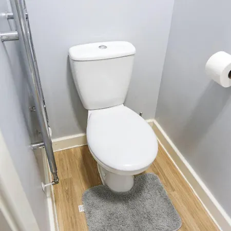 5 Bedroom House; Parking Near Media And Mcr *