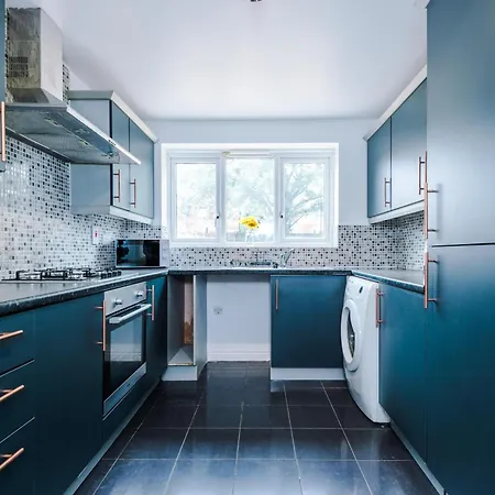 Spacious 6 Bedroom House, With Private Parking