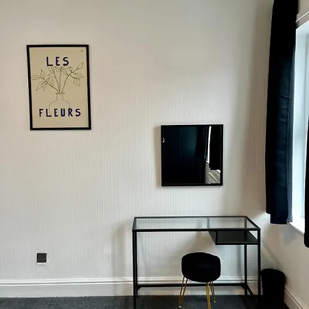 Stylish 3-bed Haven - Free Parking & Garden *