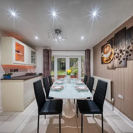 3 Bedrooms Sleeps 7 Free Parking *
