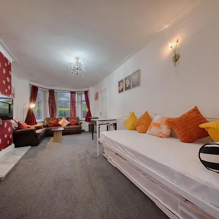 3 Bedrooms Sleeps 7 Free Parking * Manchester