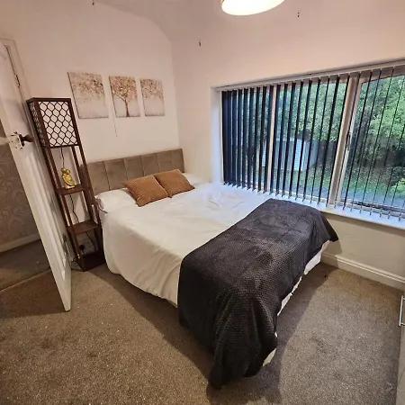 3 Bedrooms Sleeps 7 Free Parking