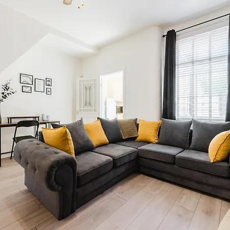4 Bed Team L Free Parking L Families L Discounted, Free Early And Late Check In - Outs And Vouchers Included * Manchester