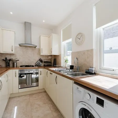 4 Bed Team L Free Parking L Families L Discounted, Free Early And Late Check In - Outs And Vouchers Included * Manchester