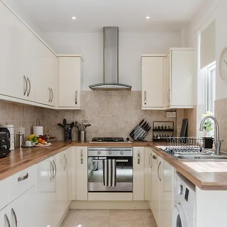 4 Bed Team L Free Parking L Families L Discounted, Free Early And Late Check In - Outs And Vouchers Included Manchester