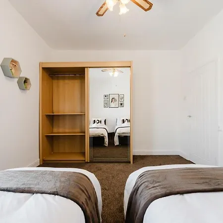 4 Bed Team L Free Parking L Families L Discounted, Free Early And Late Check In - Outs And Vouchers Included Tatil Evi