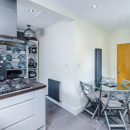 Deluxe Double In Salford, With Free Parking *