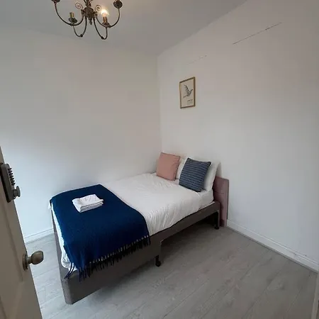 4bdr Manchester, Great Location!