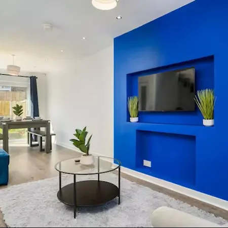4bdr House, Parking, Pool Table! 5 Min To Prázdninový dům