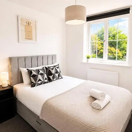 4 Bedroom, 3 Bathrooms With Parking * Manchester