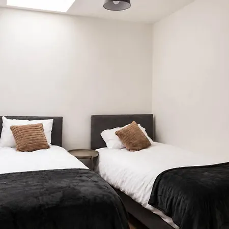 Large 7 Bedroom House! Parking. Close2city Centre *