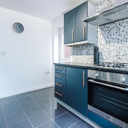 Spacious 6 Bedroom House, With Private Parking