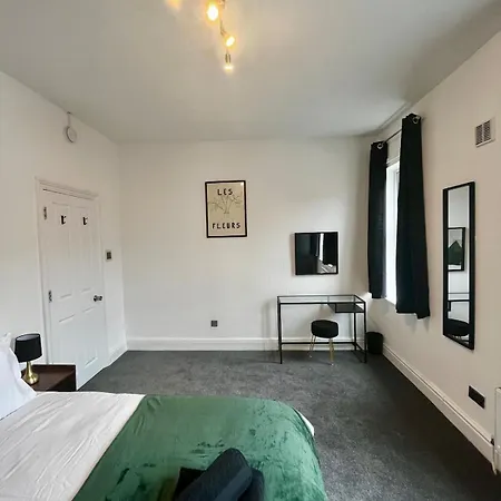 Stylish 3-bed Haven - Free Parking & Garden *