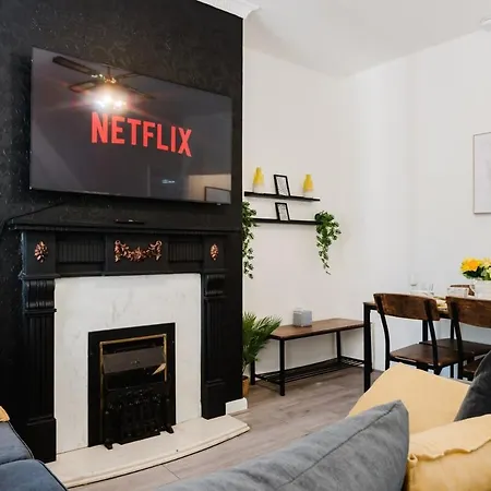 4 Bed Team L Free Parking L Families L Discounted, Free Early And Late Check In - Outs And Vouchers Included * Manchester