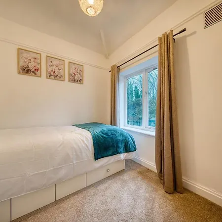 3 Bedrooms Sleeps 7 Free Parking