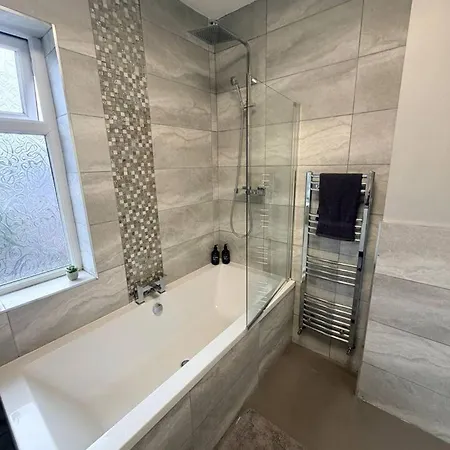 4 Bedroom Spacious House Casa de Férias Manchester