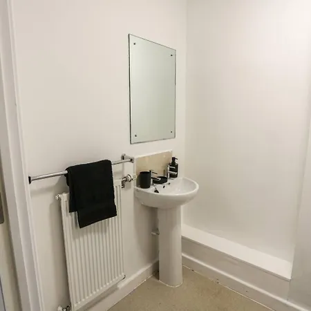 5 Bedroom House; Parking Near Media And Mcr * Manchester