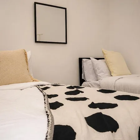Spacious 3-bed - Ps5 -sleeps 8 - Near Etihad - Near Centre Casa de Férias Manchester